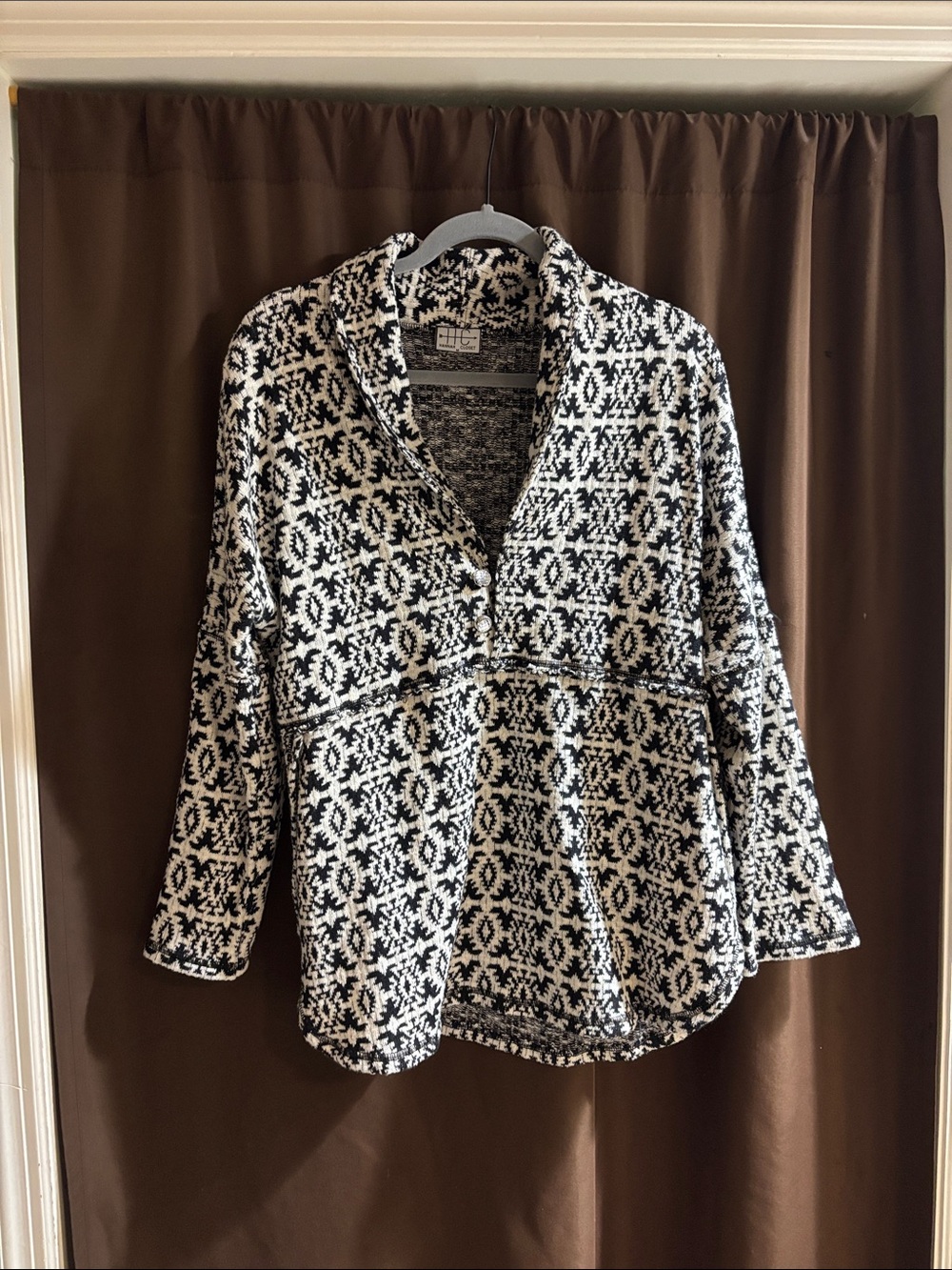 Women's Black & White Patterned Pullover Sweatshirt
